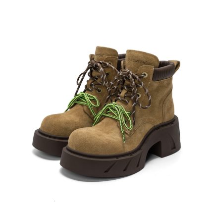 Short boots with thick soles and small stature